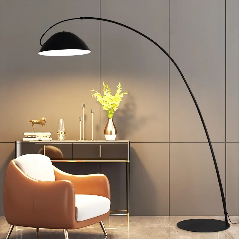 Moderne Stehlampe aus schwarzem Metall für Wohnzimmer – Obsidial