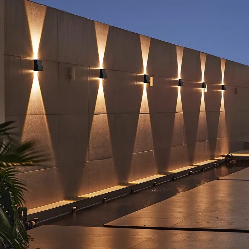 Moderne Solar-Wandleuchte für den Garten – Solarenza