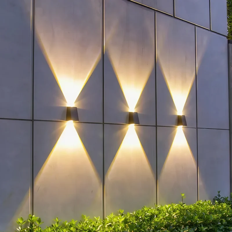 Moderne Solar-Wandleuchte für den Garten – Solarenza