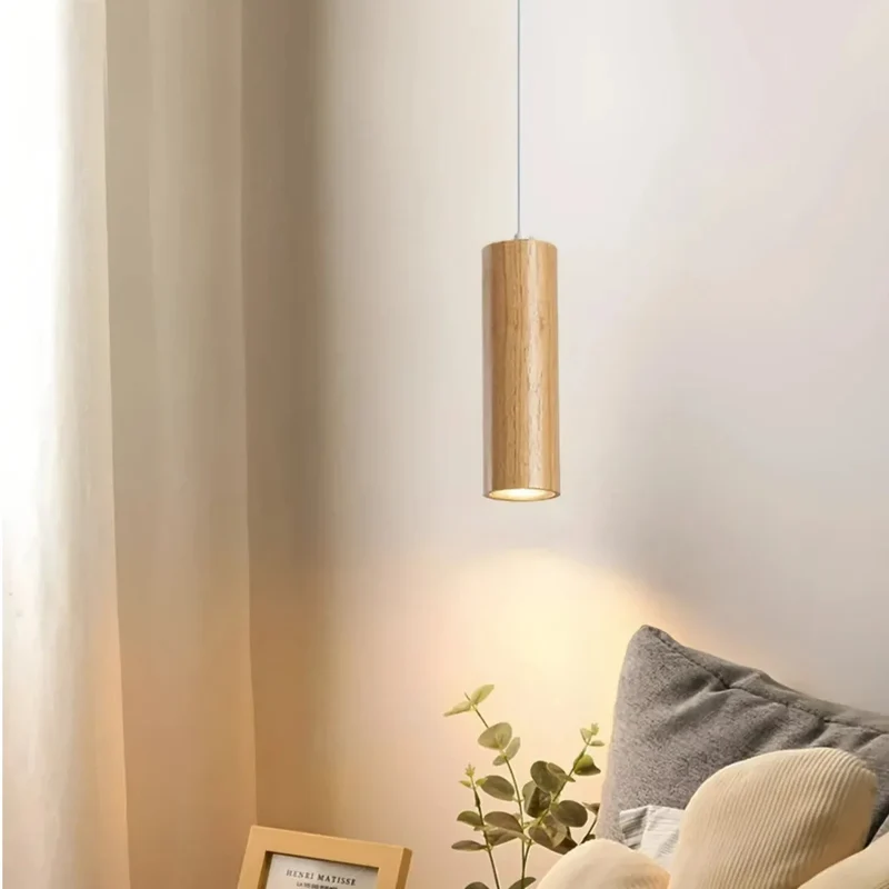 Kleine zylindrische Pendelleuchte aus Holz fürs Esszimmer