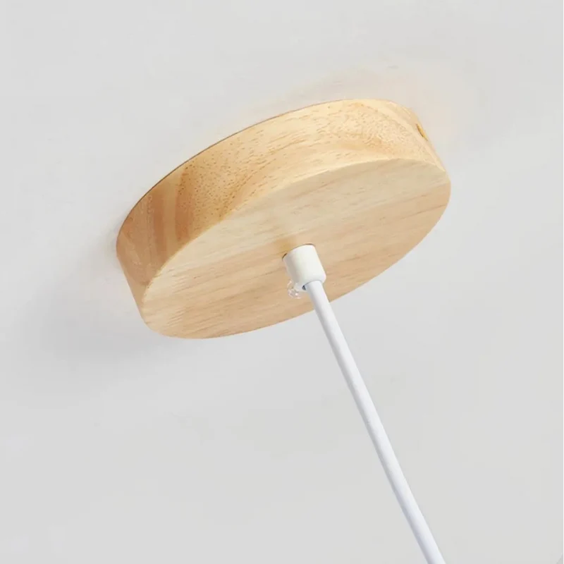 Kleine zylindrische Pendelleuchte aus Holz fürs Esszimmer