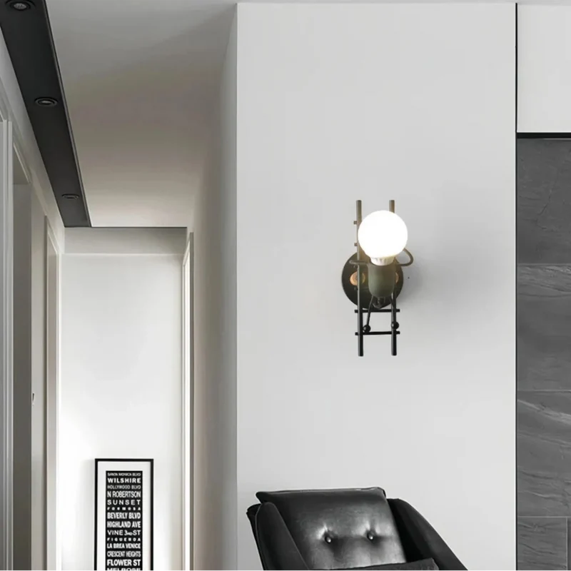 Moderne Kinderzimmer-Wandleuchte mit Männchen auf Metallleiter, Schwarz