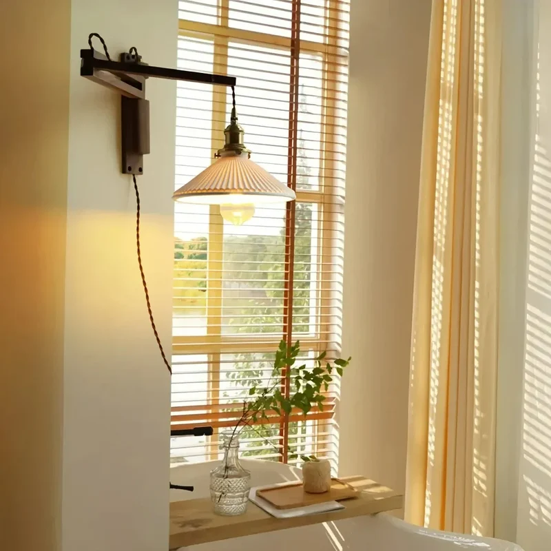 Wandleuchte mit Schwenkarm aus Holz und Keramik im Vintage Stil