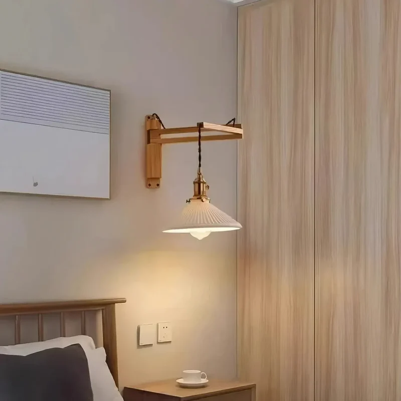 Wandleuchte mit Schwenkarm aus Holz und Keramik im Vintage Stil