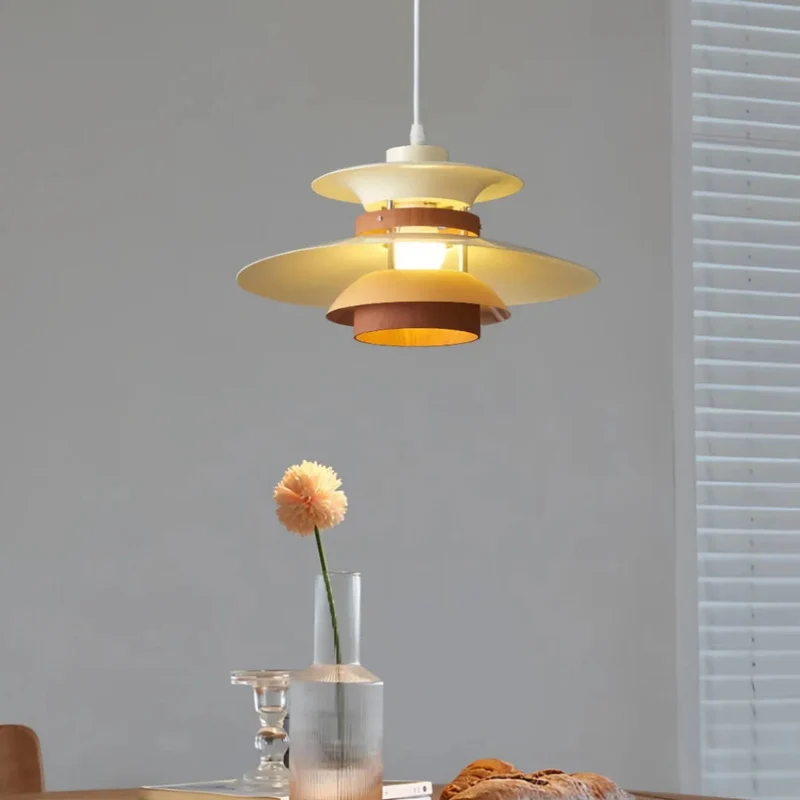 Skandinavische UFO Pendelleuchte aus Metall für das Esszimmer