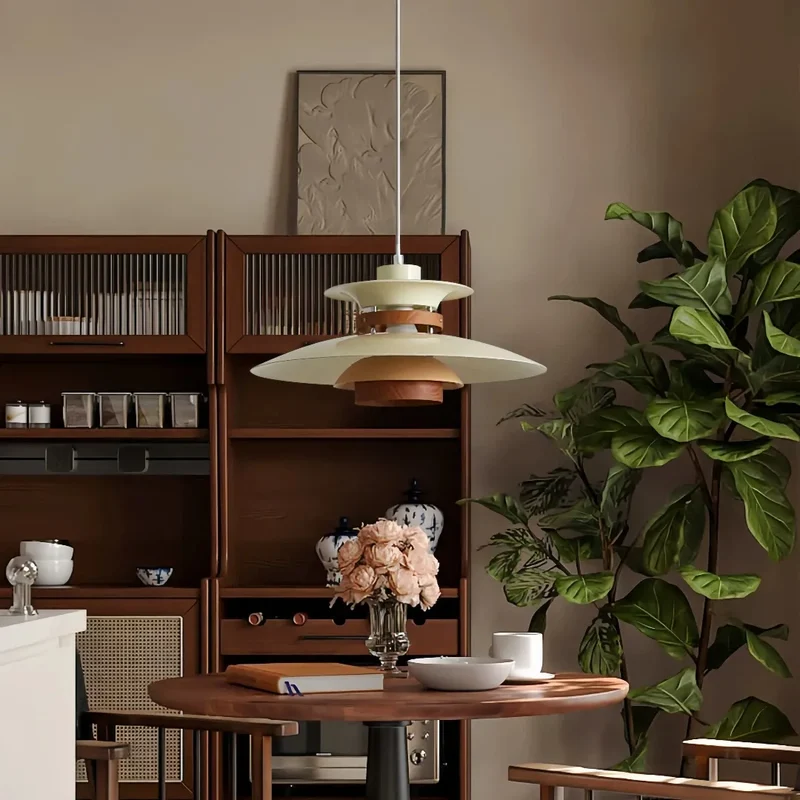 Skandinavische UFO Pendelleuchte aus Metall für das Esszimmer