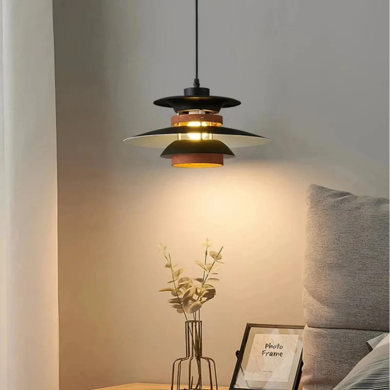 Skandinavische UFO Pendelleuchte aus Metall für das Esszimmer