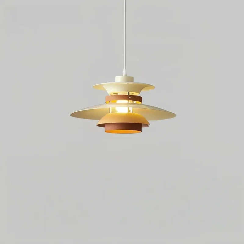 Skandinavische UFO Pendelleuchte aus Metall für das Esszimmer