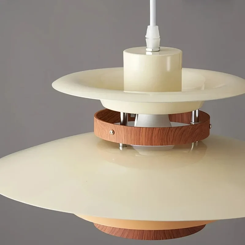 Skandinavische UFO Pendelleuchte aus Metall für das Esszimmer