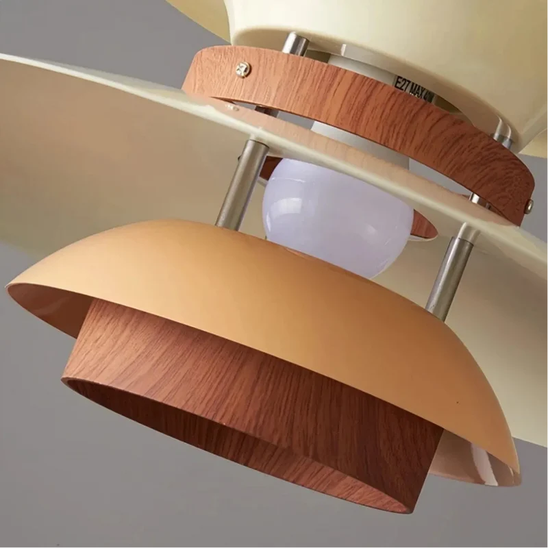 Skandinavische UFO Pendelleuchte aus Metall für das Esszimmer