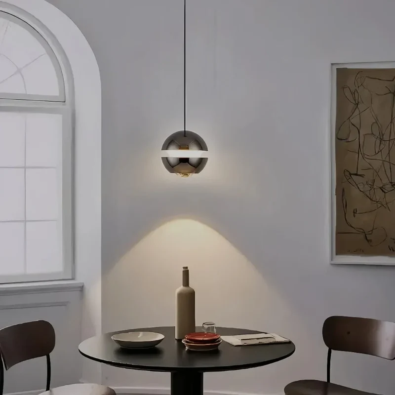 Kleine Kugel-Pendelleuchte aus Metall, höhenverstellbar, fürs Schlafzimmer