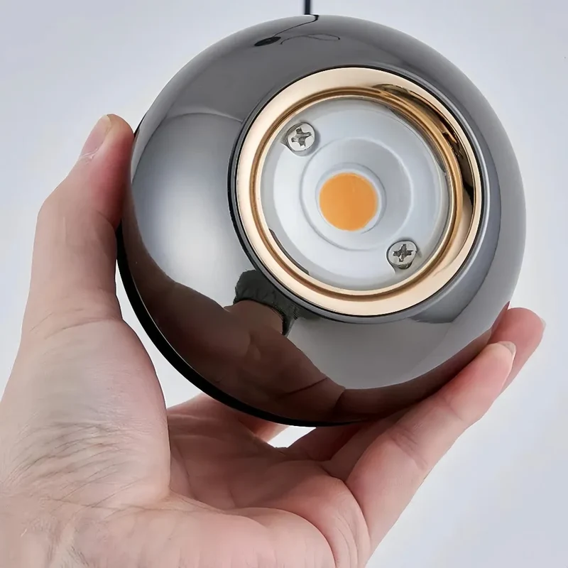 Kleine Kugel-Pendelleuchte aus Metall, höhenverstellbar, fürs Schlafzimmer