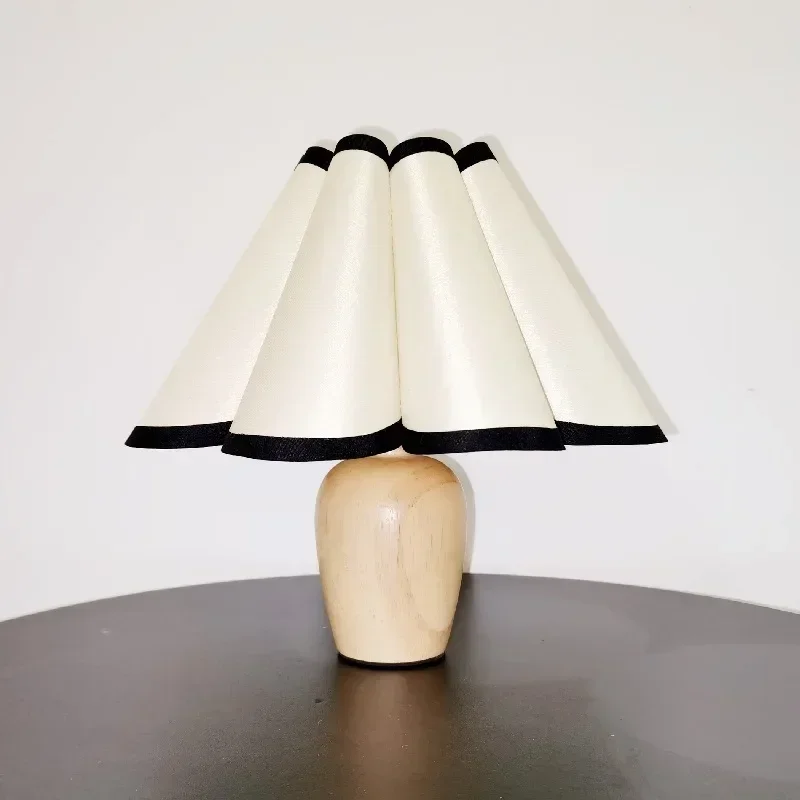 Tischlampe aus Holz mit Lampenschirm – Armonieux