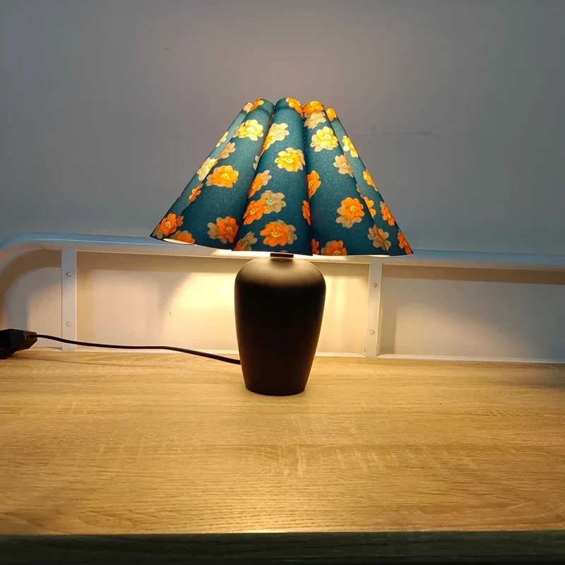 Tischlampe aus Holz mit Lampenschirm – Armonieux