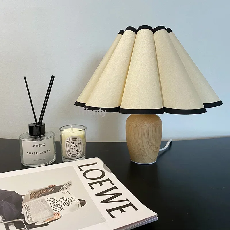 Tischlampe aus Holz mit Lampenschirm – Armonieux