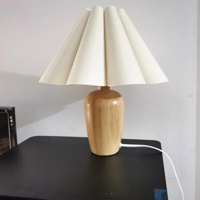 Tischlampe aus Holz mit Lampenschirm – Armonieux