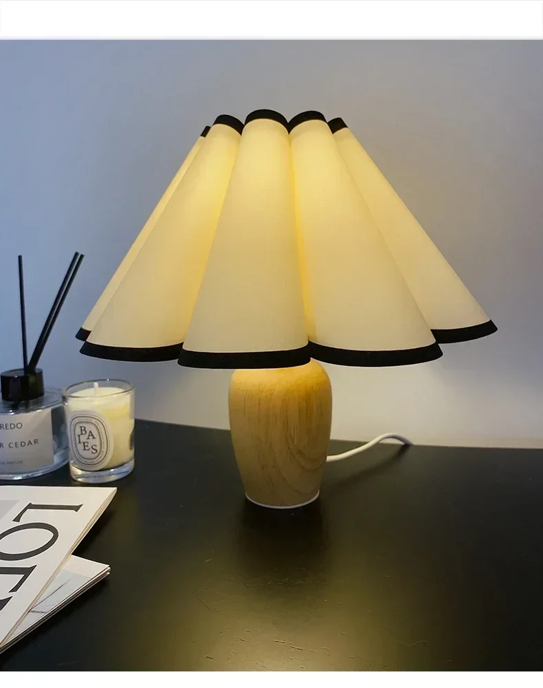 Tischlampe aus Holz mit Lampenschirm – Armonieux