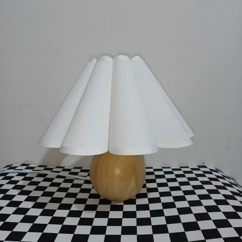 Tischlampe aus Holz mit Lampenschirm – Armonieux