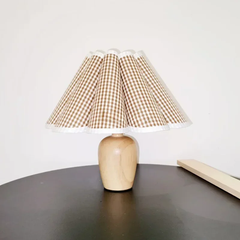Tischlampe aus Holz mit Lampenschirm – Armonieux