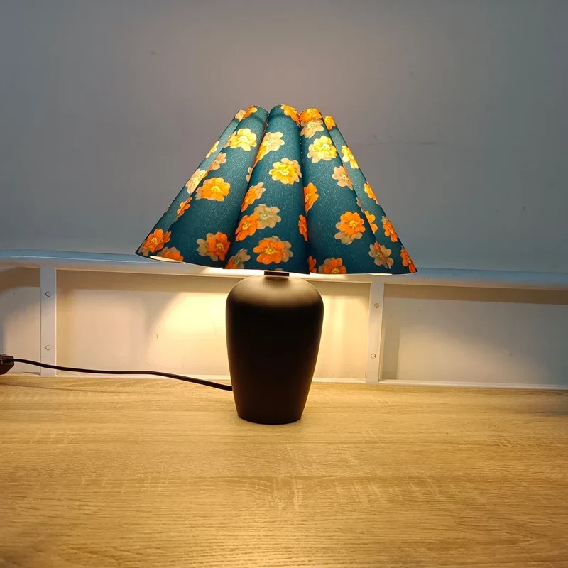 Tischlampe aus Holz mit Lampenschirm – Armonieux