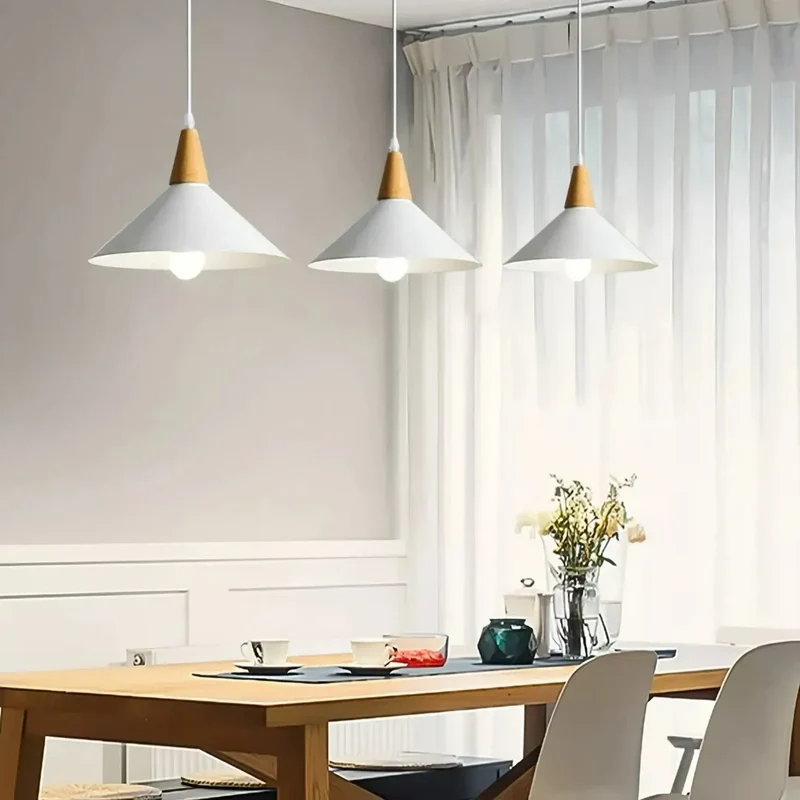 Skandinavische Pendelleuchte aus Holz in Weiß für das Esszimmer