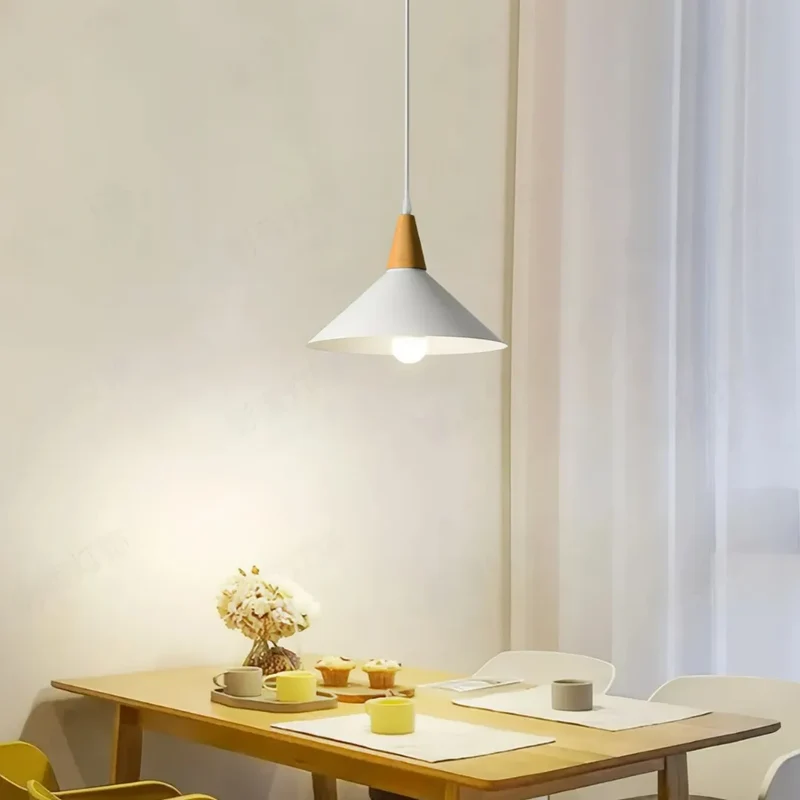 Skandinavische Pendelleuchte aus Holz in Weiß für das Esszimmer