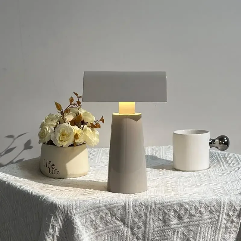 Minimalistische tragbare Tischlampe mit zartem Touch – Alumina