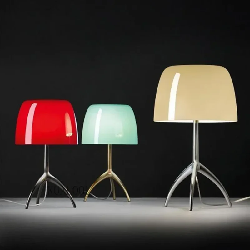 Moderne dreibeinige Tischlampe aus farbigem Glas – Triolux