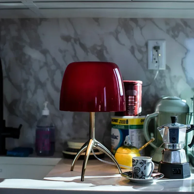 Moderne dreibeinige Tischlampe aus farbigem Glas – Triolux