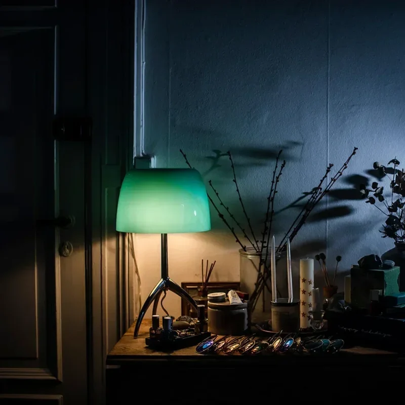 Moderne dreibeinige Tischlampe aus farbigem Glas – Triolux