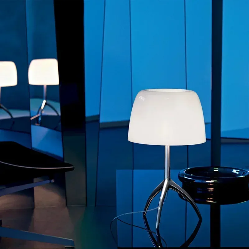 Moderne dreibeinige Tischlampe aus farbigem Glas – Triolux