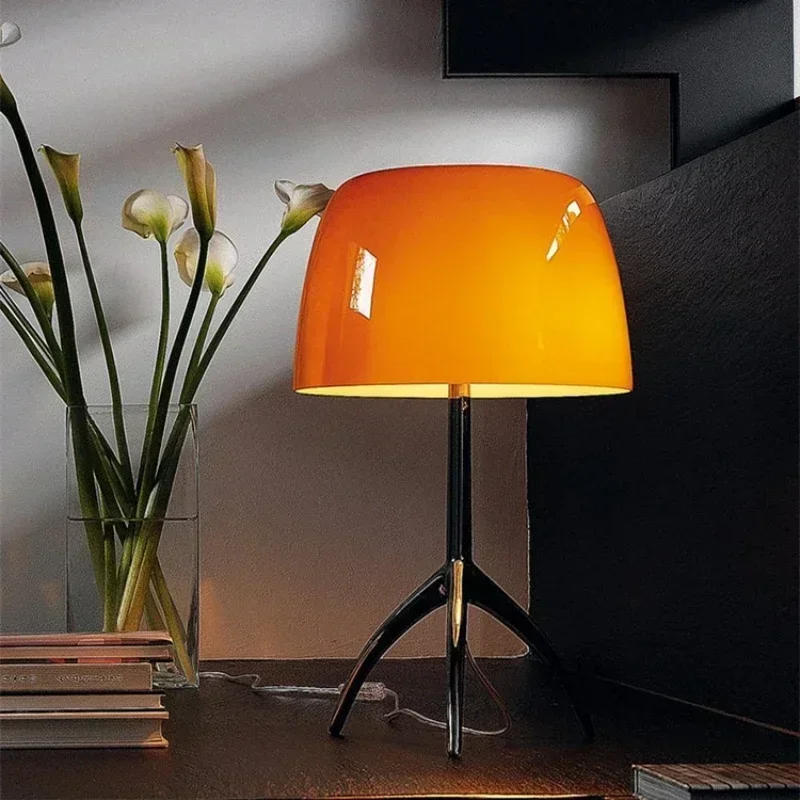 Moderne dreibeinige Tischlampe aus farbigem Glas – Triolux