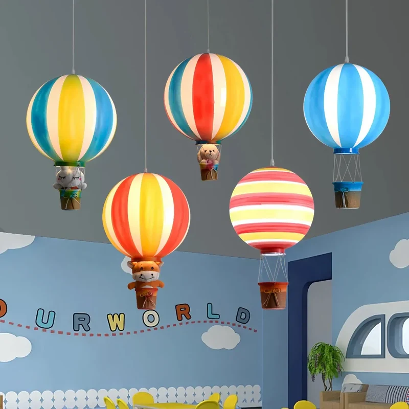 Verspielte Pendelleuchte mit Heißluftballon für das Kinderzimmer