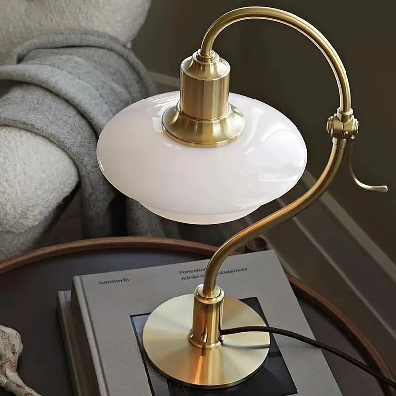 Tischlampe aus Glas und Eisen im Bauhaus-Stil – Auroldis
