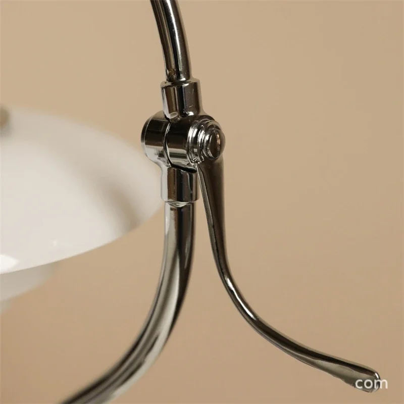 Tischlampe aus Glas und Eisen im Bauhaus-Stil – Auroldis