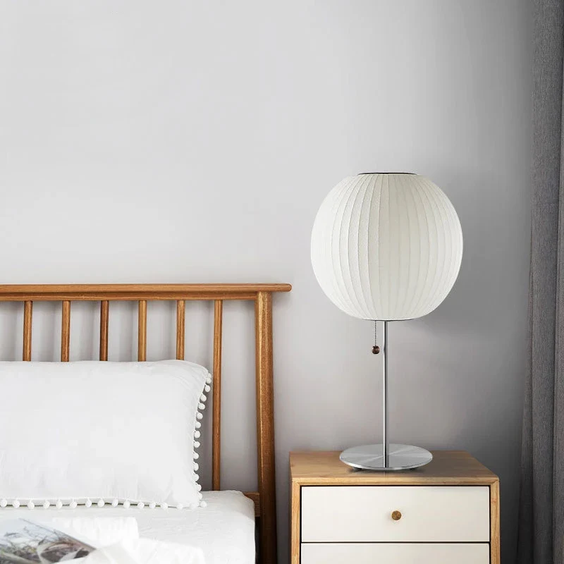 Moderne Stehlampe aus Seide für Wohnzimmer – Sericéa