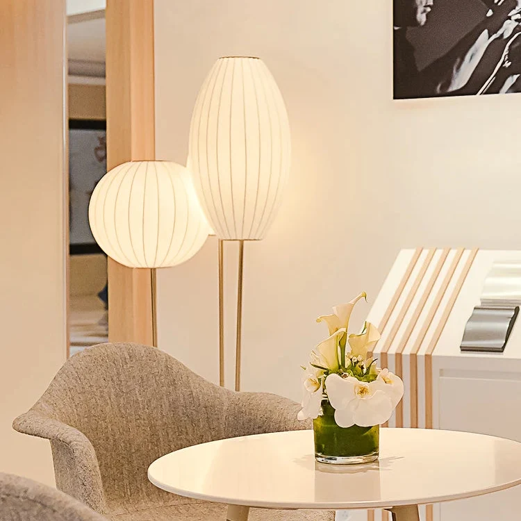 Moderne Stehlampe aus Seide für Wohnzimmer – Sericéa