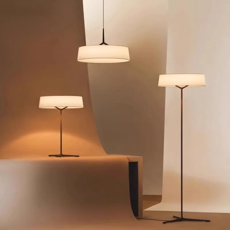 Moderne Stehlampe aus nordischem Stoff für Wohnzimmer – Armoniev