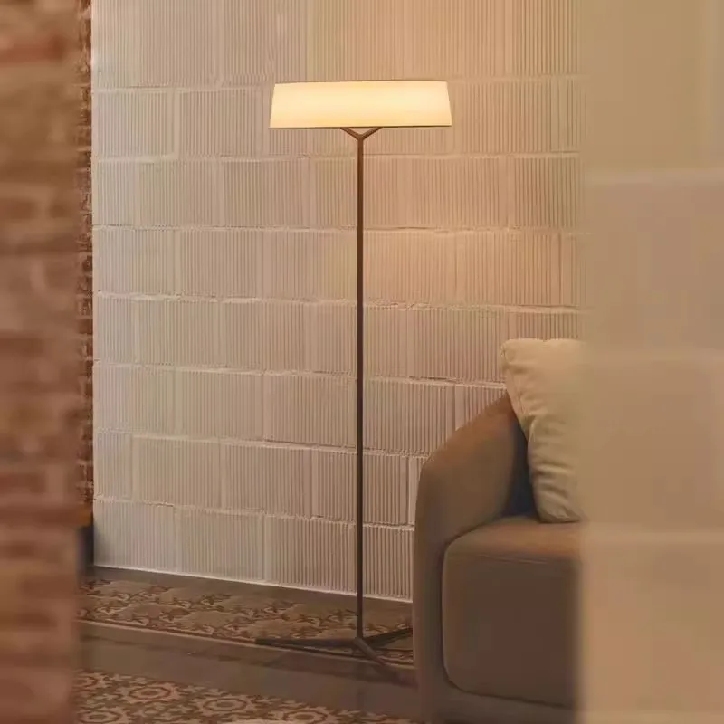 Moderne Stehlampe aus nordischem Stoff für Wohnzimmer – Armoniev