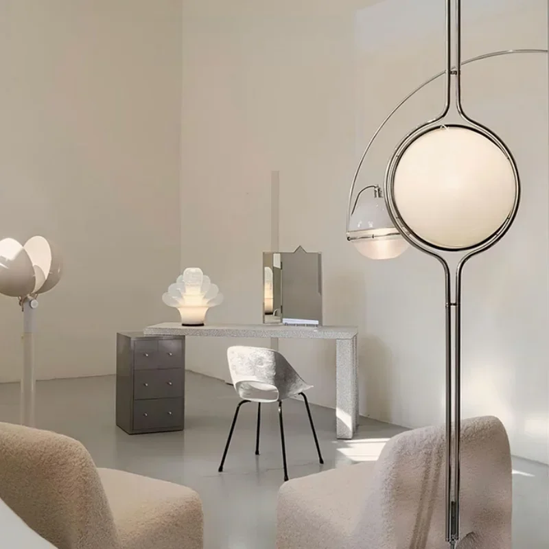 Moderne LED-Stehlampe aus Eisen für Wohnzimmer und Schlafzimmer – Deluzio