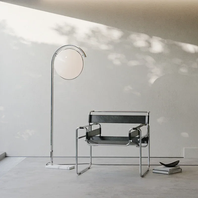 Moderne LED-Stehlampe aus Eisen für Wohnzimmer und Schlafzimmer – Deluzio