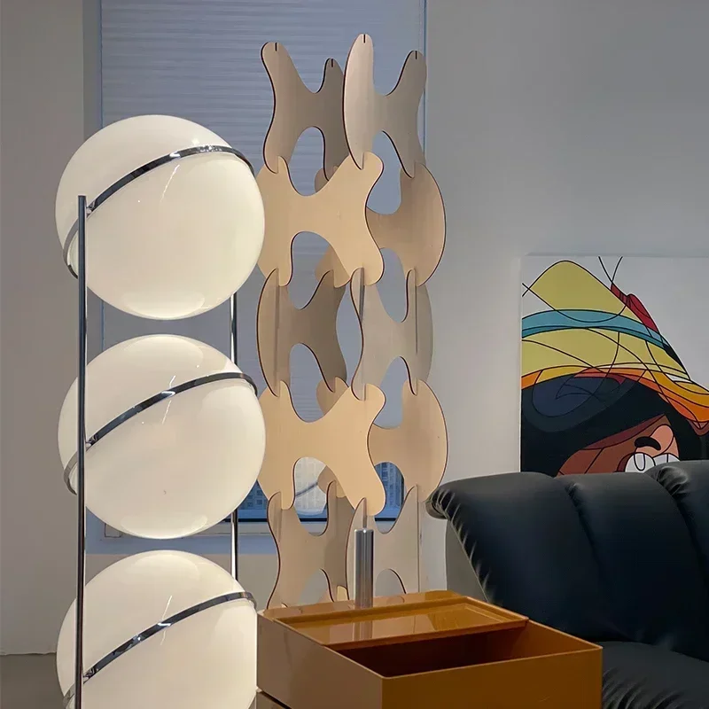 Moderne LED-Stehlampe aus Eisen für Wohnzimmer und Schlafzimmer – Deluzio