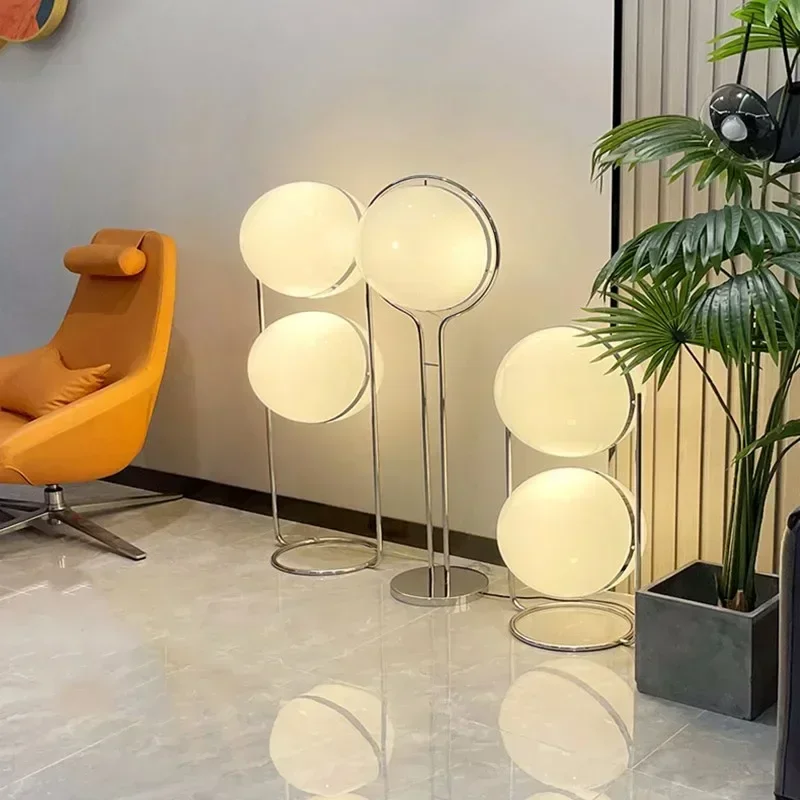Moderne LED-Stehlampe aus Eisen für Wohnzimmer und Schlafzimmer – Deluzio