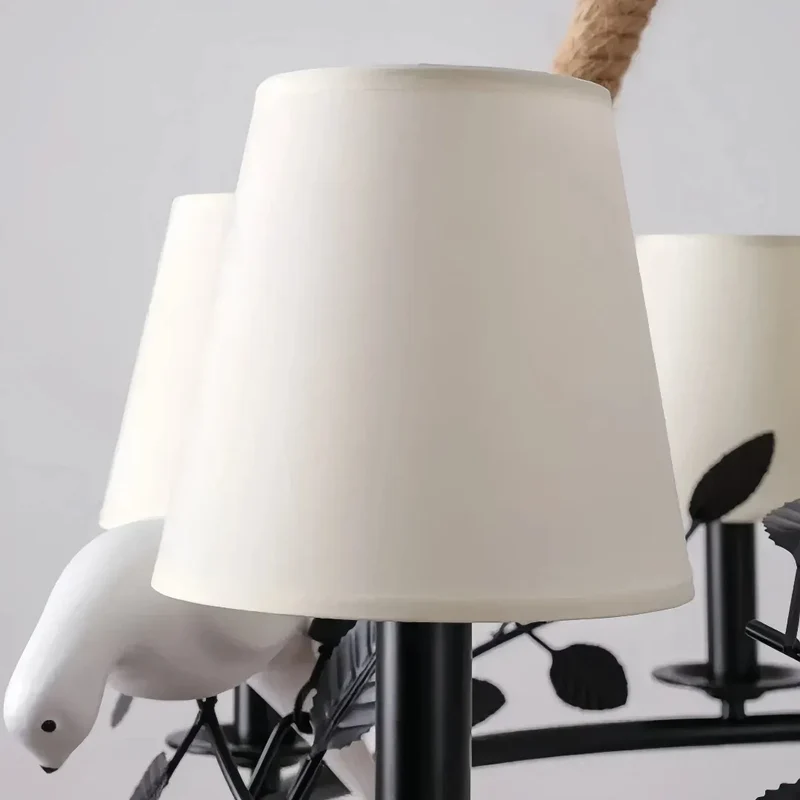 Landhausstil Kronleuchter mit Schirmchen und Vogeldekor fürs Wohnzimmer
