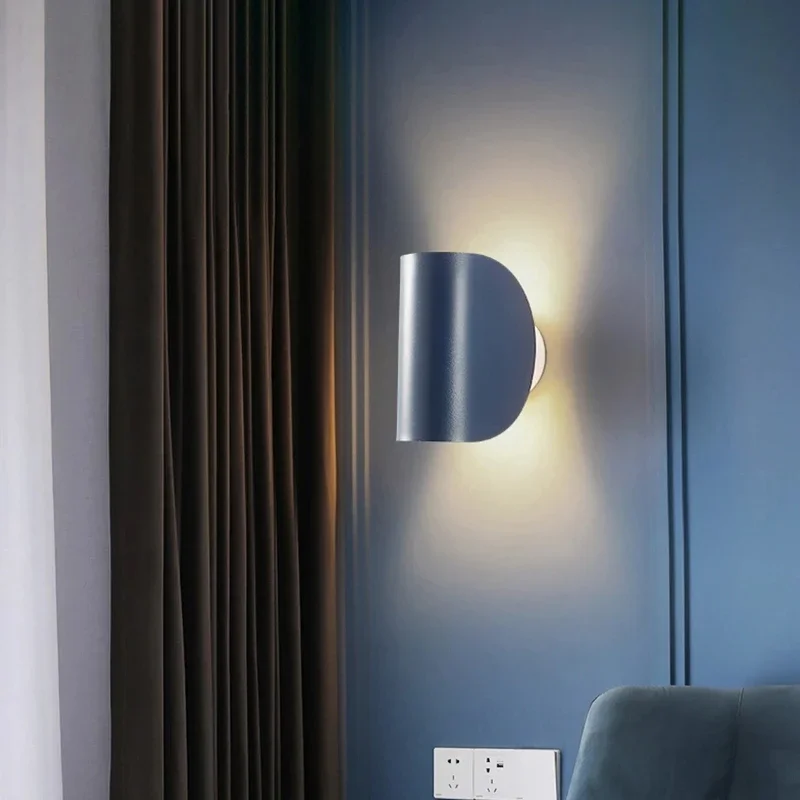 Moderne drehbare Wandleuchte aus Aluminium – Ciral