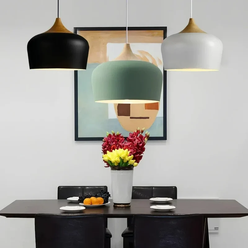 Skandinavische Pendelleuchte aus Holz und Metall für das Esszimmer