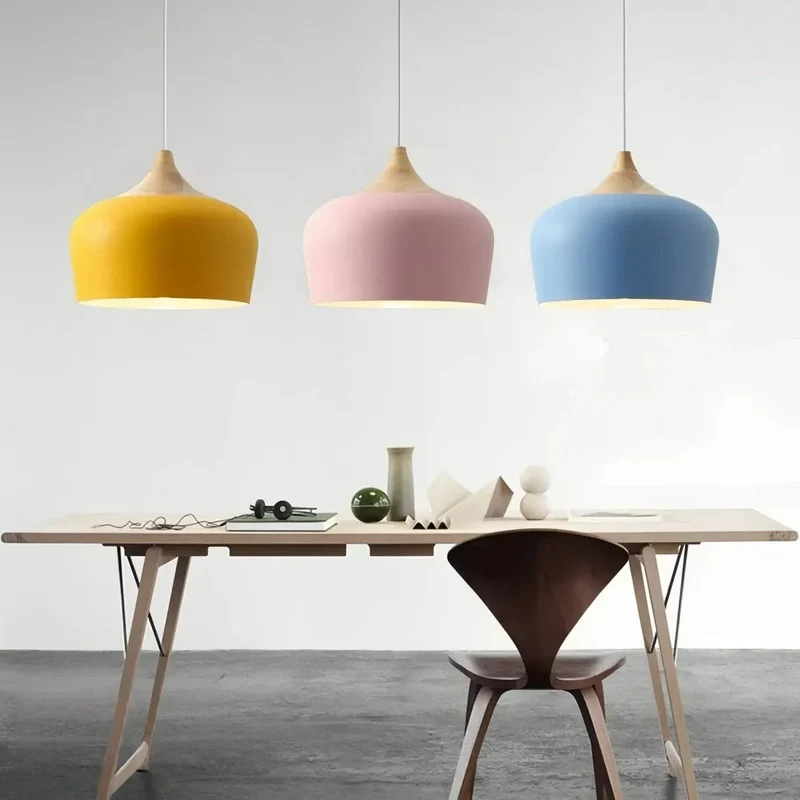 Skandinavische Pendelleuchte aus Holz und Metall für das Esszimmer