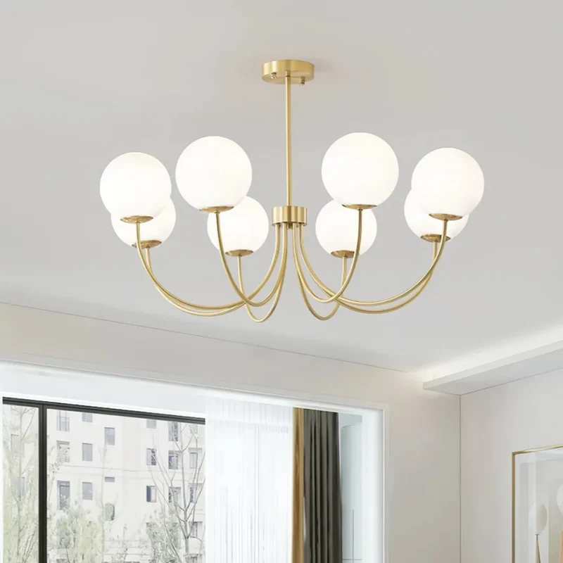 Goldener Kronleuchter mit Kugeln aus Opalglas für Wohnzimmer, Modern
