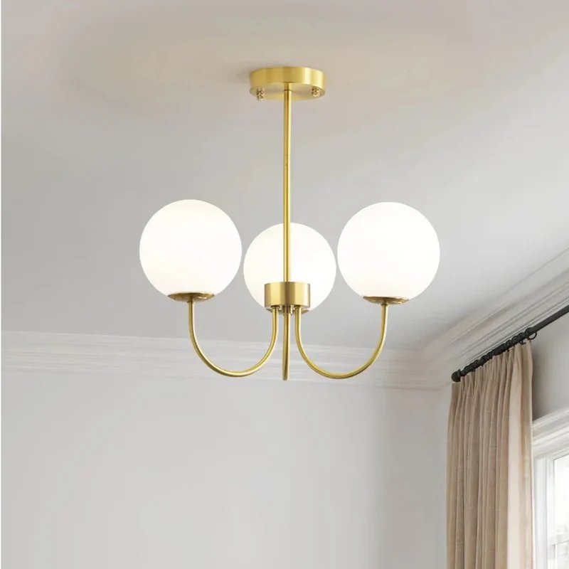 Goldener Kronleuchter mit Kugeln aus Opalglas für Wohnzimmer, Modern