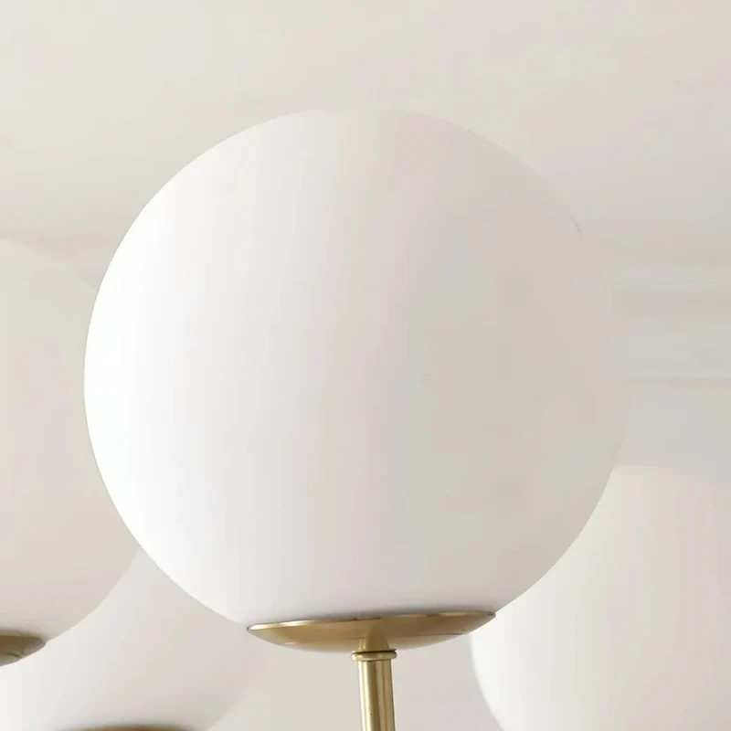 Goldener Kronleuchter mit Kugeln aus Opalglas für Wohnzimmer, Modern